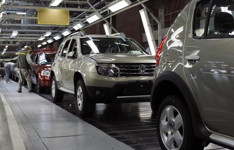 Renault va suspendre provisoirement sa production a moscou