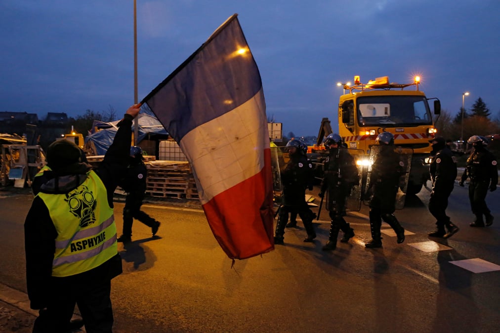 Macron appelle les "gilets jaunes" au retour au calme