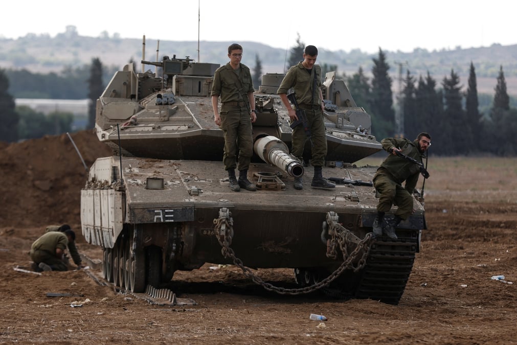 Des soldats israeliens sur un char pres de la frontiere entre israel et gaza