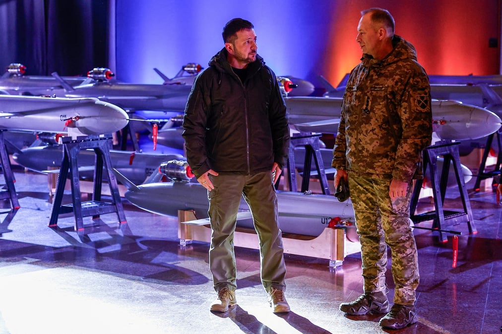 Le president ukrainien zelensky et le commandant en chef des fau syrskyi visitent une exposition de nouveaux drones-missiles ukrainiens peklo a kyiv