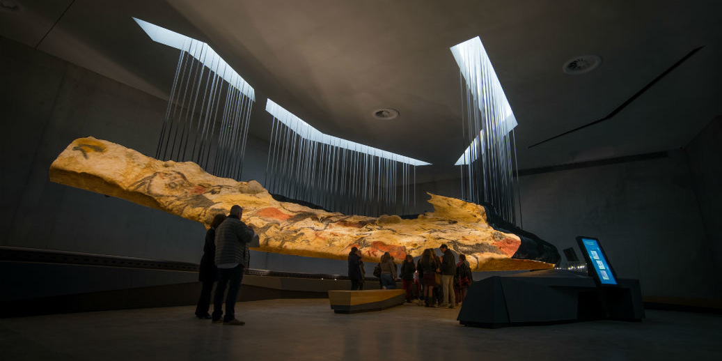Lascaux IV a mis l’accent sur les dispositifs technologiques, avant de faire un pas de côté et réintroduire davantage d’interactions avec les guides