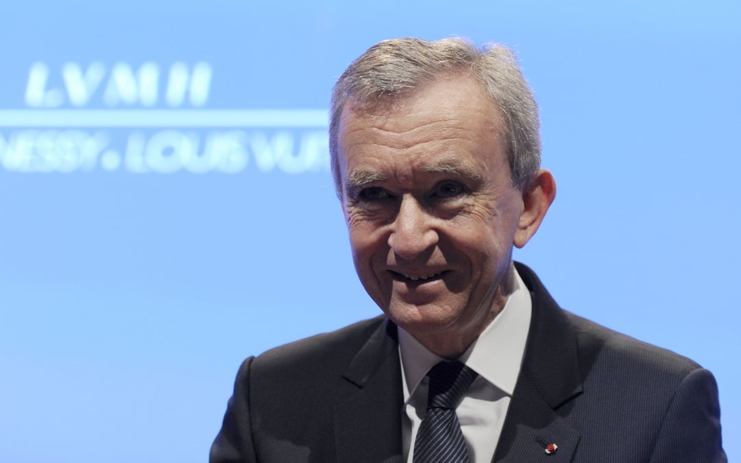Bernard Arnault sur la troisième marche