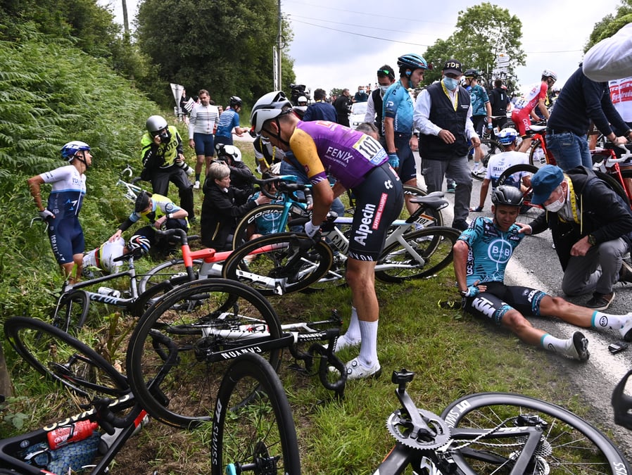 France: une spectatrice ayant provoque une chute dans le peloton du tour interpellee, rapporte rtl