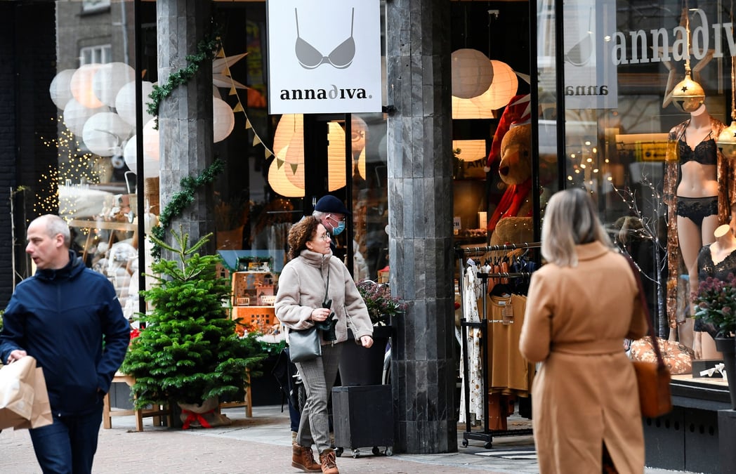 Les Néerlandais ont « surtout acheté moins de meubles et de vêtements », même s'ils ont dépensé davantage dans les secteurs de la culture et des loisirs, selon le CBS.