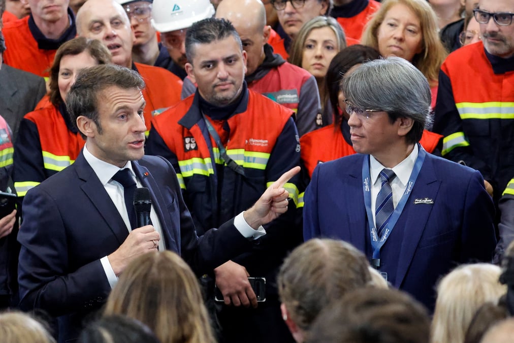 Emmanuel macron s'adresse a des employes a cote de vincent yang