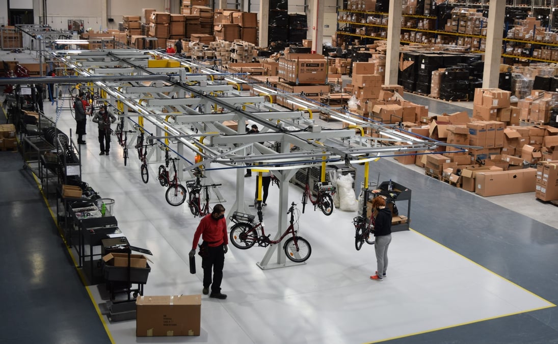 La nouvelle manufacture Unibike s’étend sur une superficie de 15 000m². Ses panneaux solaires fournissent près de 75% de l’énergie nécessaire à son fonctionnement. Les peintures utilisées sont sans solvant et permettent de bénéficier du label Eco-friendly. Elle dispose d'une capacité de production de 250 000 vélos par an,