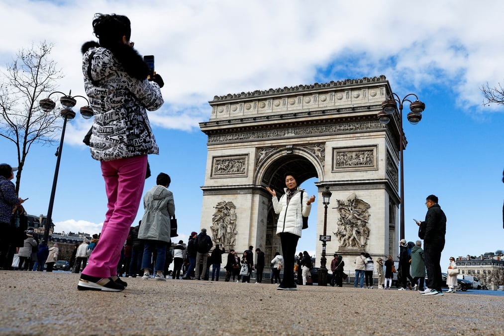 Des touristes chinois prennent des photos sur l'avenue des champs elysees, a paris