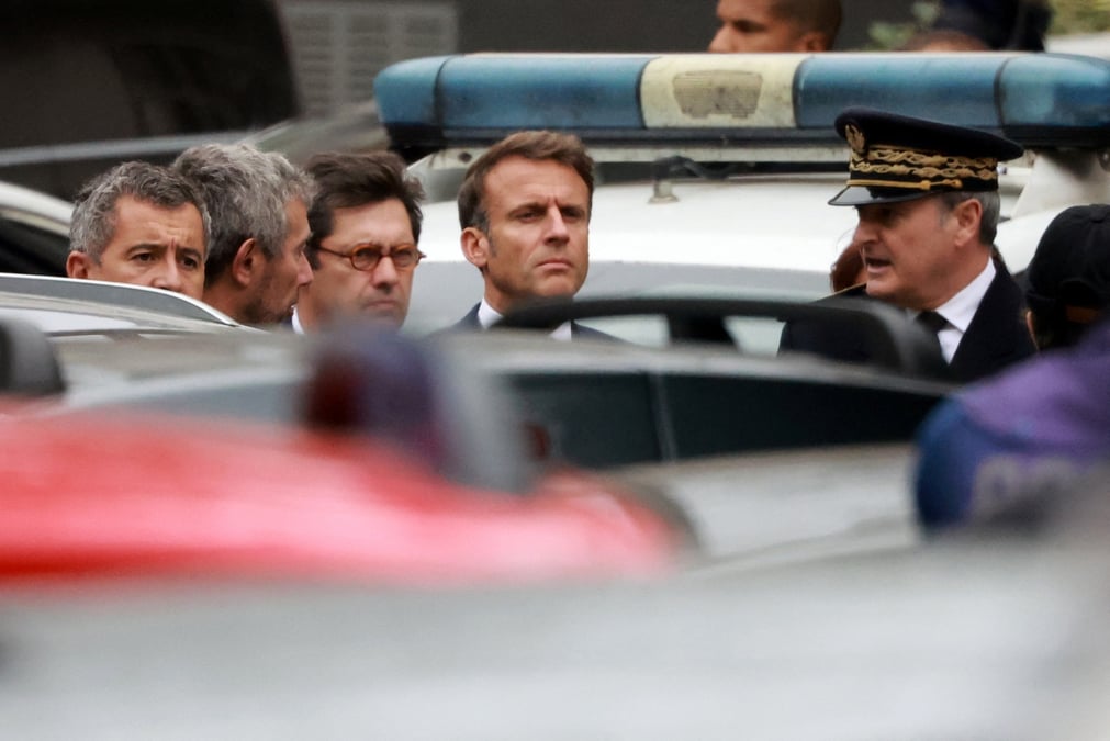 Emmanuel macron, gerald darmanin et des responsables arrivent au lycee gambetta-carnot d'arras ou un enseignant a ete tue dans une attaque au couteau