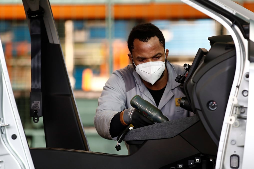 Une ligne de production dans l'usine Renault de Flins le 6 mai 2020 (photo d'illustration).