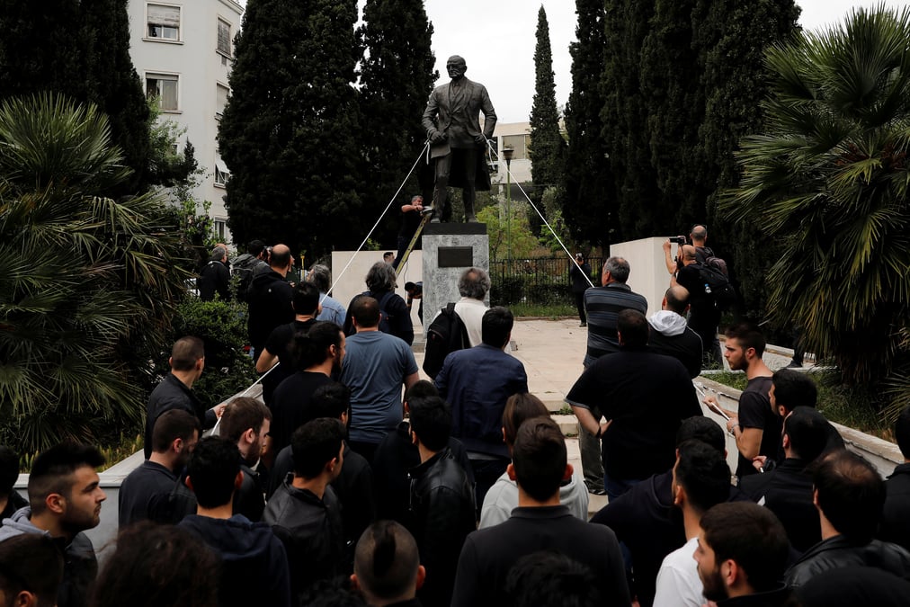 Des communistes grecs tentent d'abattre une statue de truman