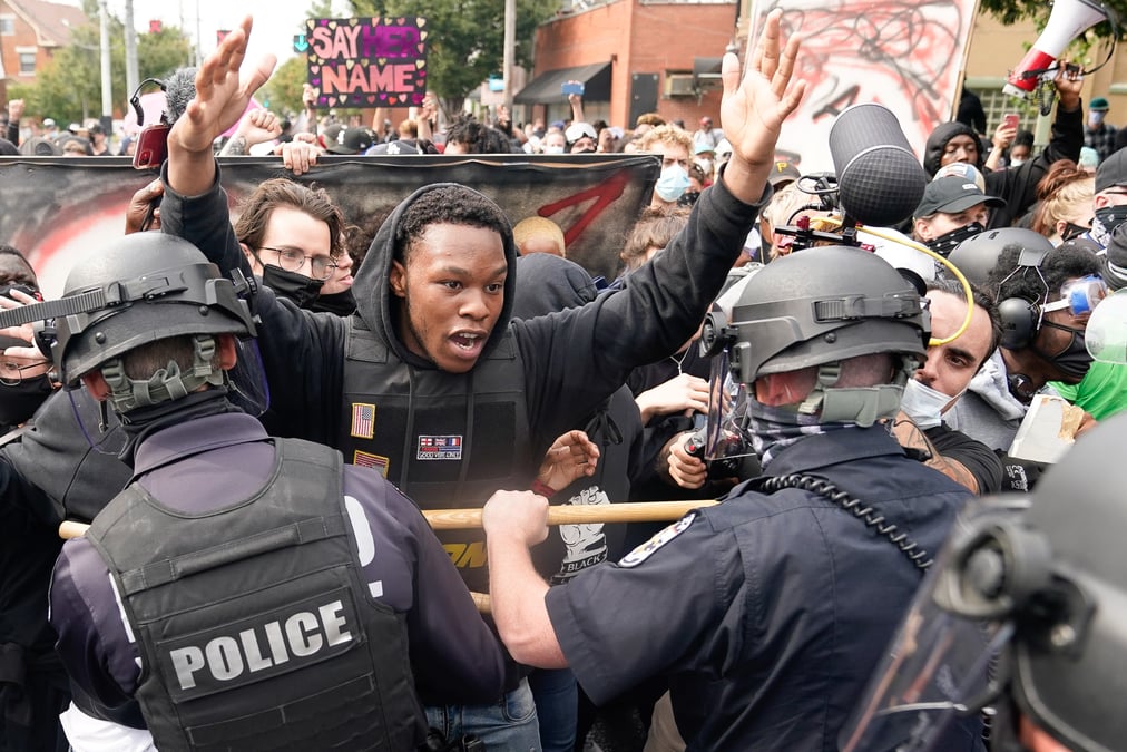 Usa: deux policiers blesses par balles lors de manifestations a louisville