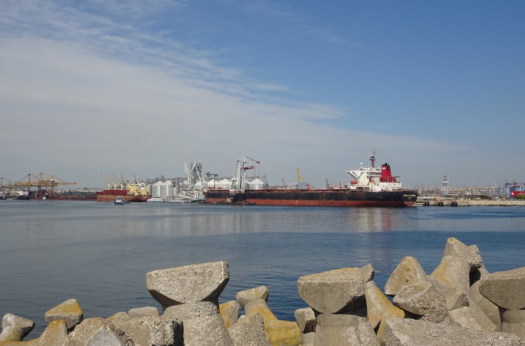 Vue du terminal cerealier dans le port de constanta