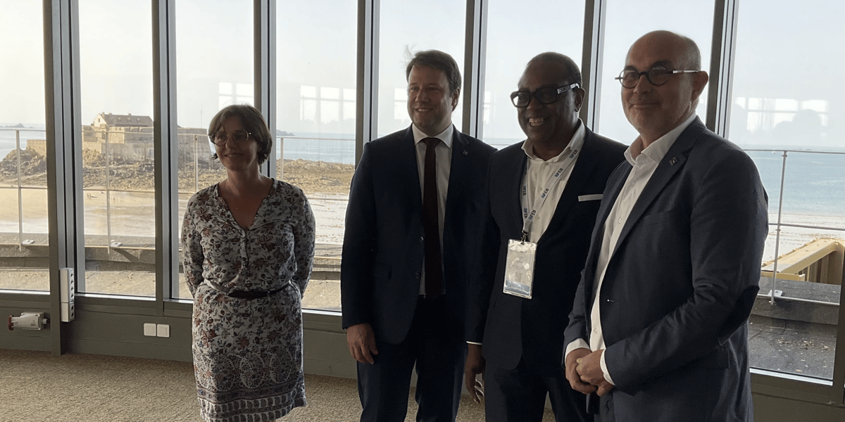 À la veille de l’ouverture du Forum économique breton (FEB) à Saint-Malo, le président de la Région Bretagne a présenté mardi ses priorités de la rentrée 2023 en matière d’économie. Il est ici accompagné à sa droite, de Laurence Fortin, vice-présidente Territoires, Economie et Habitat, et à sa gauche de Christian Pousset, secrétaire général du FEB, et Loïc Hénaff, conseiller régional.