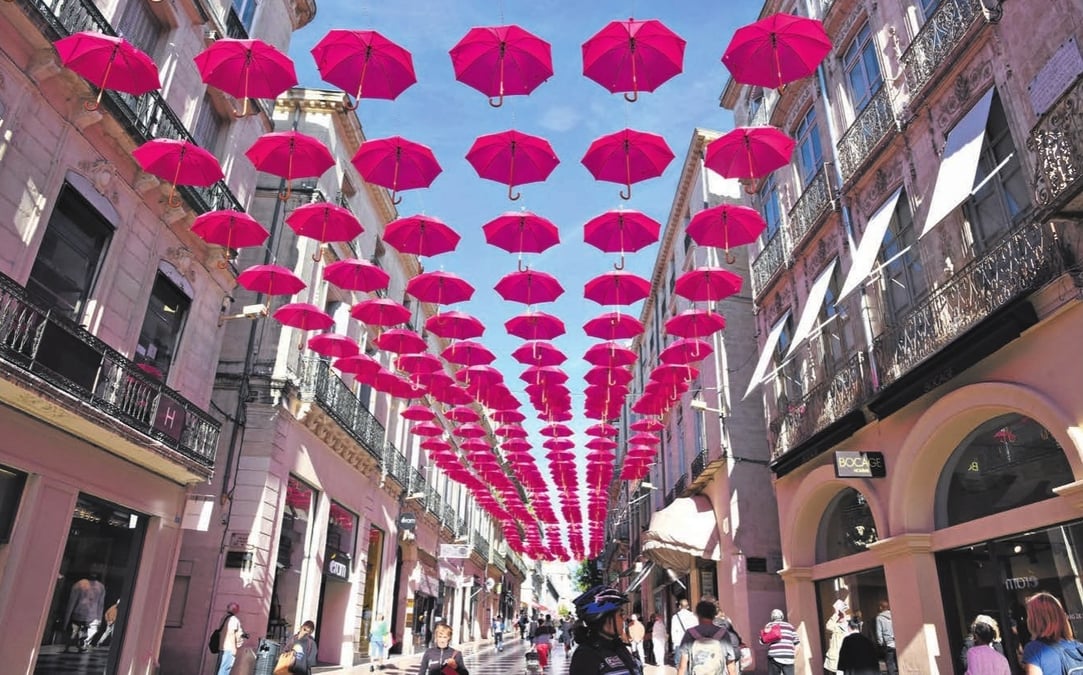 Installation d’une centaine de parapluies pour l’opération Octobre rose à Montpellier.