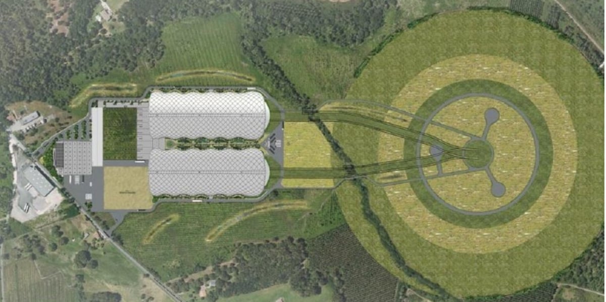 Vue aérienne du futur aérodrome (à droite) et de l’usine d’assemblage de ballons dirigeables de Flying Whales (bâtiments à gauche) sur la commune de Laruscade, 45 km au nord de Bordeaux.
