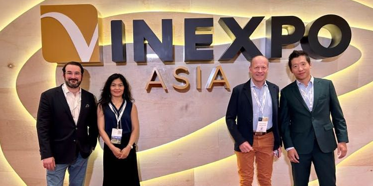 Jérémie Roumegoux, à gauche, lors de l'édition Vinexpo Asia à Singapour l'an dernier.