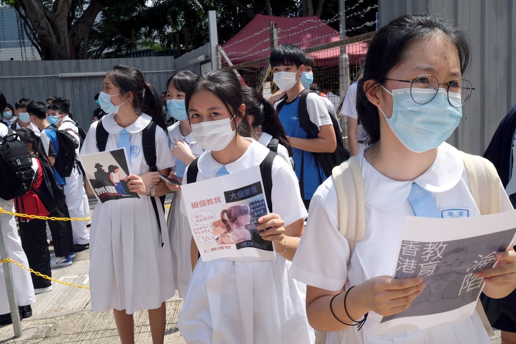 Hong kong interdit les hymnes juges protestataires dans les ecoles