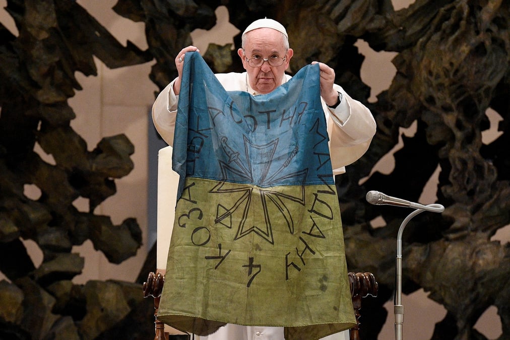 Drapeau ukrainien en main, le pape francois condamne "le massacre de boutcha"