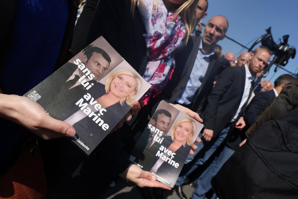 Front anti-macron contre front republicain, dernier jour de campagne dans une france divisee