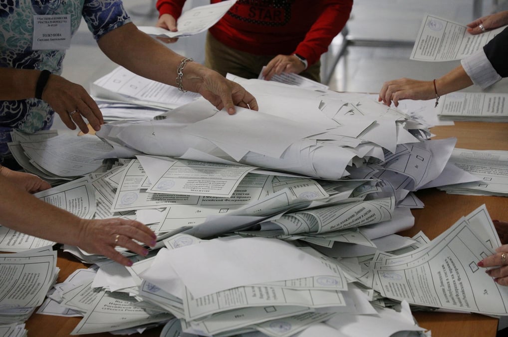 Des membres d'une commission electorale comptent les bulletins de vote apres le referendum sur le rattachement a la russie