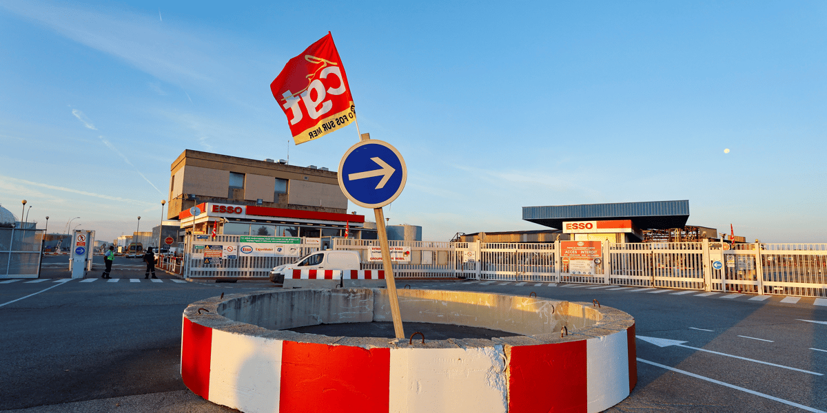 Un drapeau du syndicat cgt lors d'une manifestation devant la raffinerie esso de fos-sur-mer