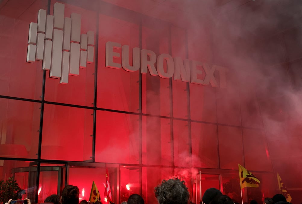 Des manifestants penetrent dans le siege d'euronext a la defennse
