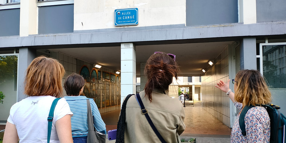 L'Atelier recherche observatoire égalité encadre une marche exploratoire d'un quartier de Tours pour révéler les aménagements qui contribuent aux inégalités de genre.
