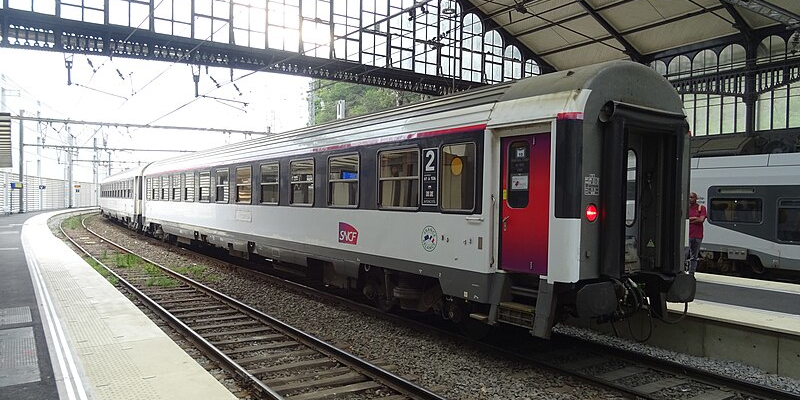 Un train de nuit en gare de Bayonne.