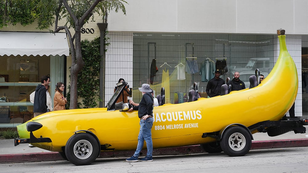 La « banana mobile » a sillonné Los Angeles fin avril pour l'ouverture de la nouvelle boutique Jacquemus.
