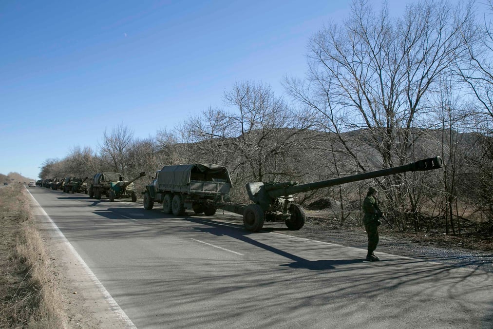 Les separatistes ukrainiens montrent leur retrait d'armes lourdes dans l’est