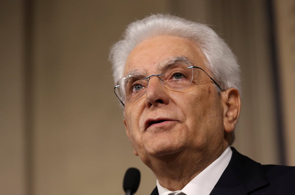 Macron rend hommage au president italien mattarella