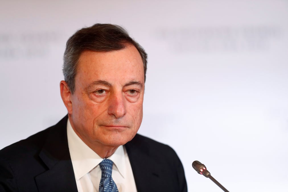 La bce sera patiente avant de remonter les taux, dit draghi