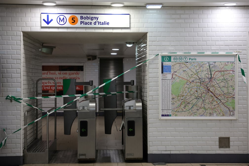 France: une greve perturbe fortement le trafic du metro parisien