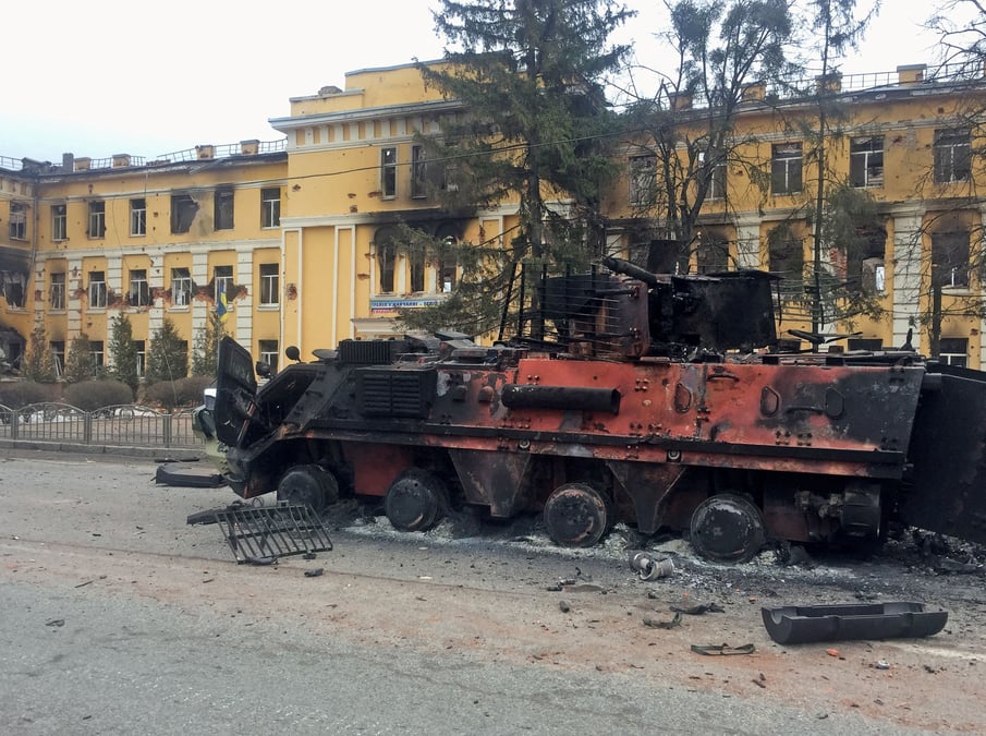 La russie intensifie ses bombardements, une colonne de blindes vers kiev