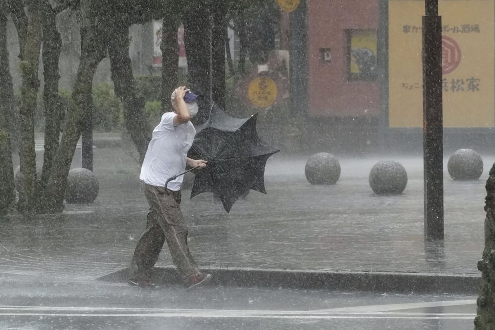 Un homme marche dans la rue alors que de fortes pluies tombent a hamamatsu, au japon