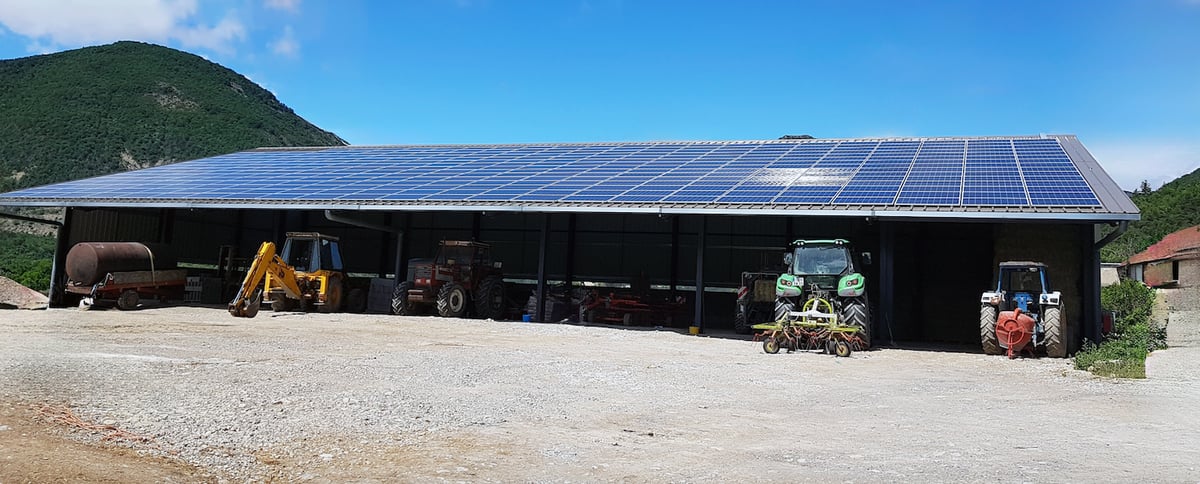 Ici, des panneaux posés sur un hangar agricole par le producteur montpelliérain d’énergie photovoltaïque Apex Energies.