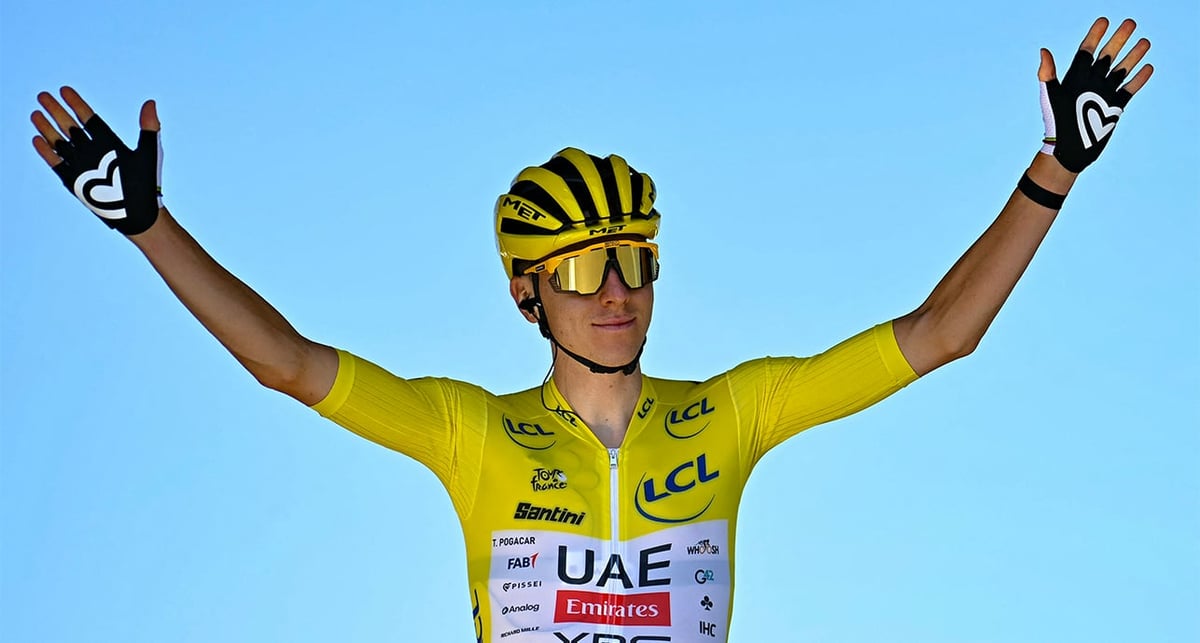 Le coureur slovène Tadej Pogacar, de l'équipe UAE Team Emirates - XRG, salue la foule avant le départ de la 6e étape du Tour de France 2025, le 10 juillet 2025.