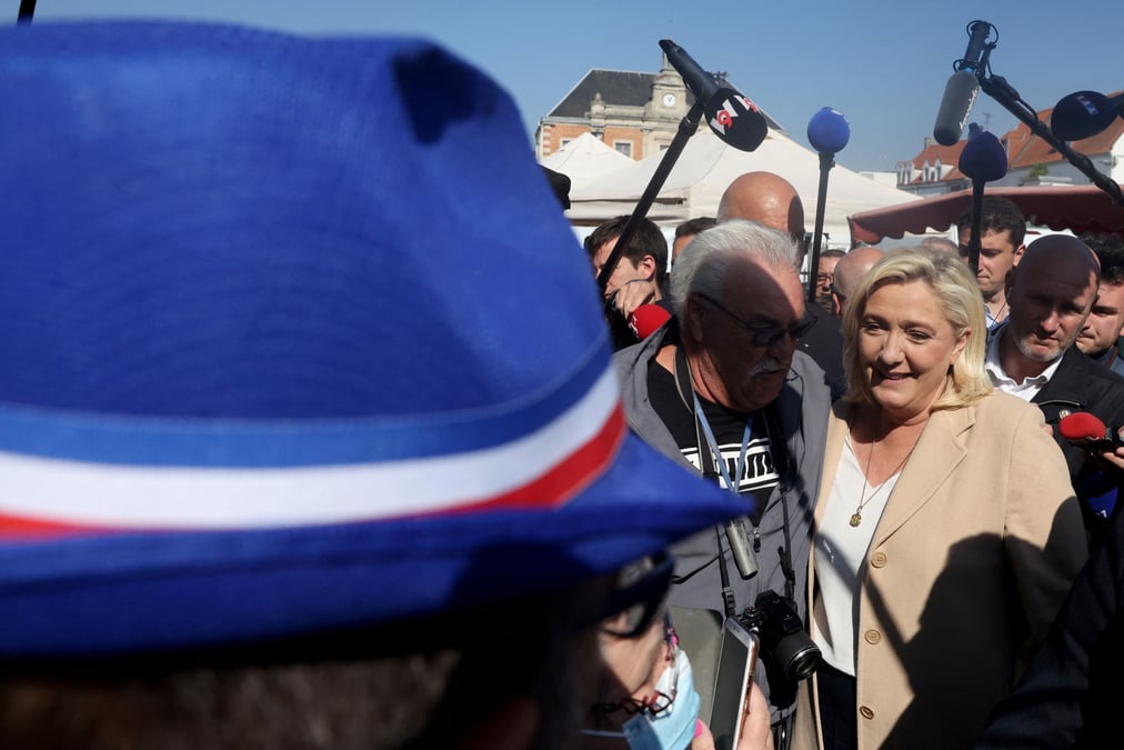 "marine le pen, elle est proche du peuple pour les gens qui n'ont pas beaucoup d'argent"