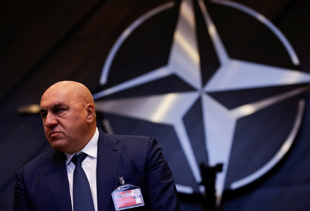 Le ministre italien de la defense, guido crosetto, participe a une reunion de l'otan a bruxelles