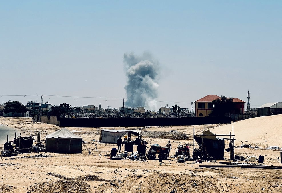 La fumee s'eleve a la suite des frappes israeliennes, a rafah