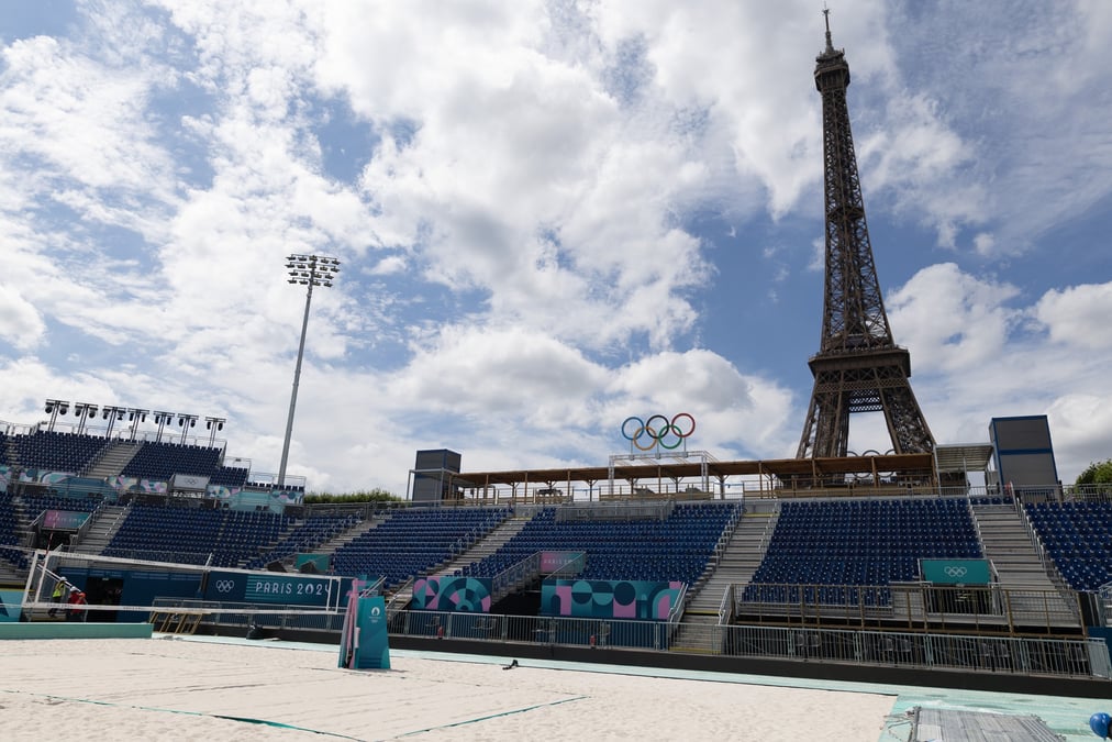 Le terrain de Volley ball construit au Trocadéro, près de la Tour Eiffel à Paris.