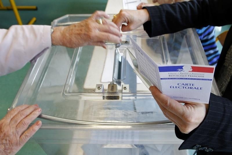 L'ecart entre le fn et l’ump se resserre pour les departementales, selon un sondage odoxa