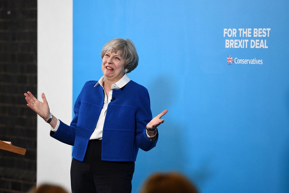 May pourrait perdre sa majorite au parlement britannique, selon un sondage