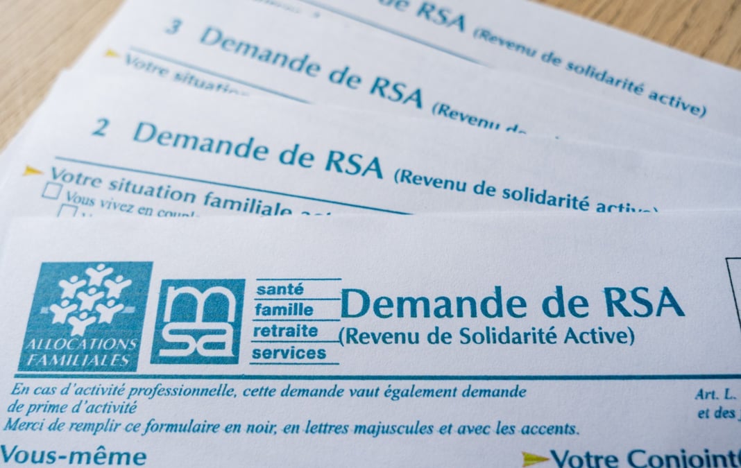 À partir de ce mercredi, les départements devront s’acquitter seuls, c’est-à-dire sans compensation de l’État, du financement des prestations sociales.