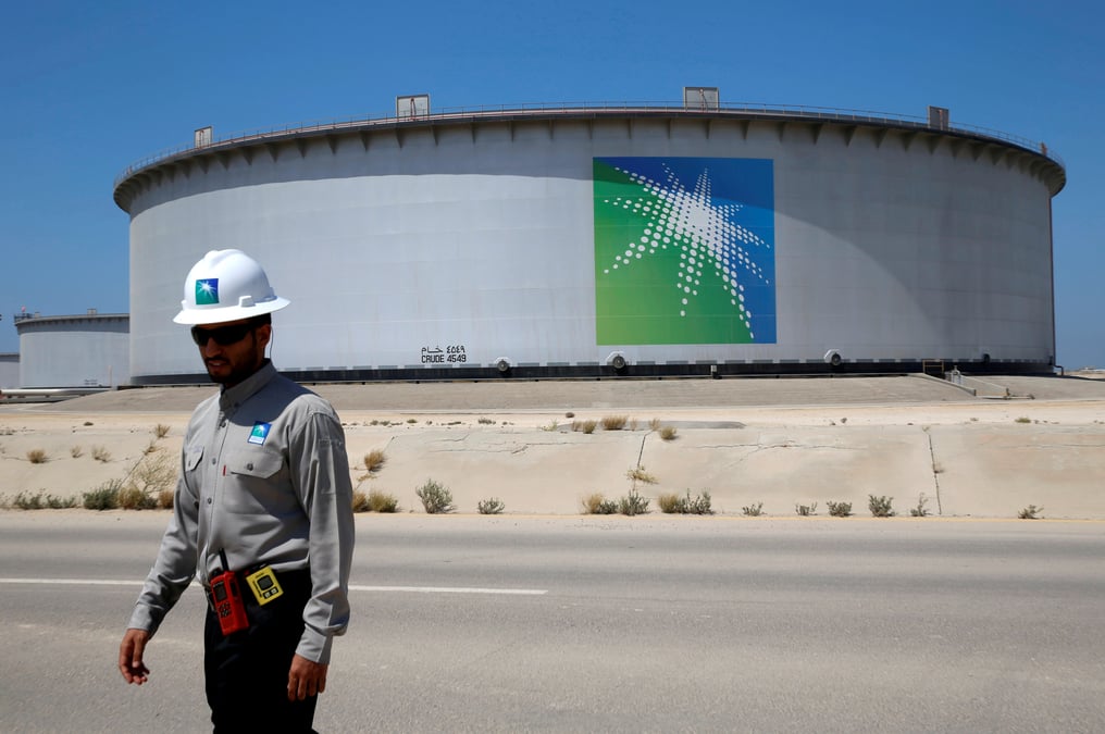 De grands investisseurs chinois discutent d'une part dans aramco