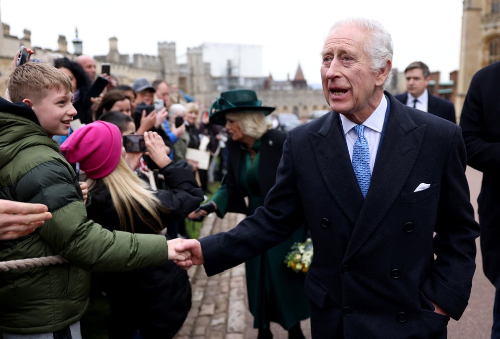 Le roi charles et la reine camilla saluent les gens apres avoir assiste a l'office des matines de paques