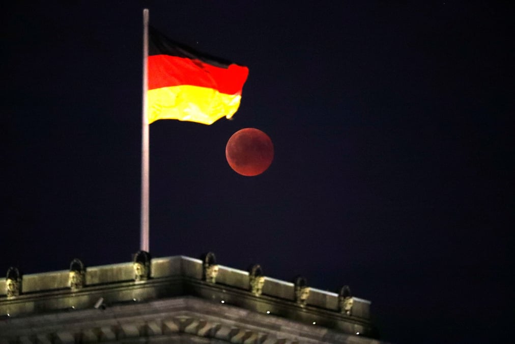 Drapeau allemand sur le sommet du batiment du reichstag a berlin