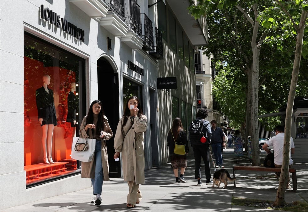 Des gens se promenent dans le quartier central de salamanca a madrid