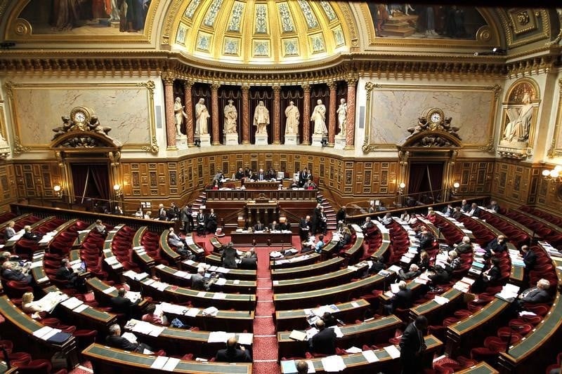 Le senat met en place des sanctions financieres contre l’absenteisme