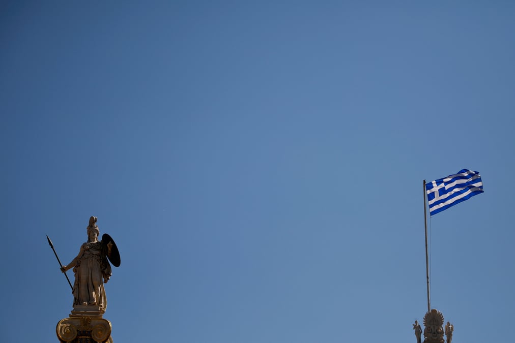 Un policier blesse par un engin explosif a athenes